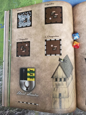 Die Abbildung aus dem Pen-and-Paper Buch zeigt die Ansicht und den Grundriss der Turmhügelburg sowie das Wappen des ausgestoßenen Edelmanns Uriel Saralis.