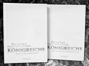 Die beiden Bände von DAS BUCH DER KÖNIGREICHE erstrahlen in weiß und Silber.