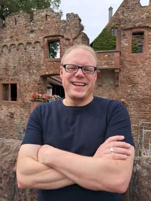 Porträtbild des Autors Christian Stange vor der Tiefburg in Heidelberg
