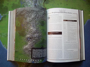 Jedes Buchkapitel beginnt so: links eine Landkarte, rechts allgemeine Informationen über das jeweilige Königreich.