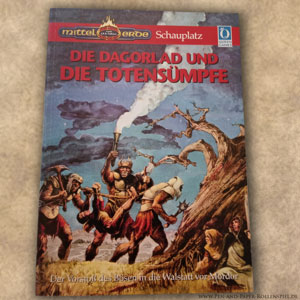 Auf dem Buchtitel verstecken sich ängstliche Menschen hinter einem mächtigen Baumstamm vor Orks, die einen gefesselten Gefangenen verschleppen.
