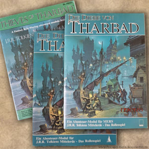Hafenszene aus Tharbad mit vor Anker liegenden Schiffen und düsteren Gestalten. Titelbild von Angus McBride für das Mittelerde-Rollenspiel.