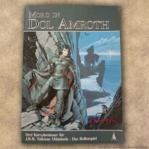 Eine Assassinin lauert auf dem Coverbild des MERS-Abenteuers Mord in Dol Amroth einem Reiter in den Bergen vor Dol Amroth auf.