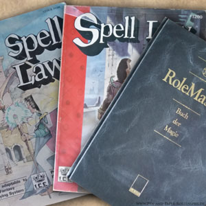 Gefächert für das Foto: Das Spell Law bzw. Buch der Magie von 1989 bis 1992.