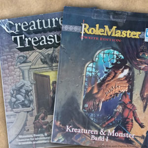 Auf der Abbildung ist links das amerikanische Heft Creatures & Treasures und rechts das deutsche Pendant Kreaturen & Monster zu sehen.
