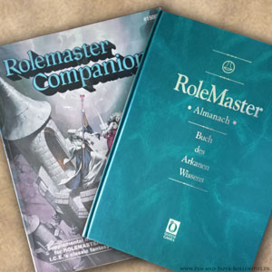 Du siehst links die amerikanische Ausgaben des Rolemaster Companion und rechts daneben die deutsche in Leder gebundene Ausgabe.
