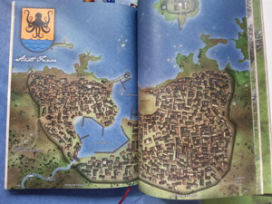Die Piratenstadt Fanor hoch im Norden des Fantasy Settings liegt auf einer Insel inmitten rauer See.