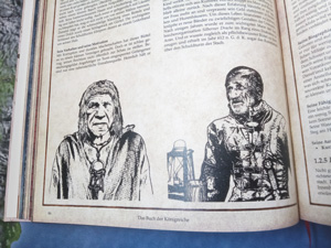 Seiten aus dem Pen-and-Paper Buch: Büttel Brubai und Kommandant der Nachtwache Turik sind sowohl ausführlich beschrieben als auch illustriert.