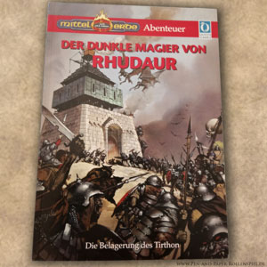 Der Titel zeigt finstere Horden von Orks und anderen Kreaturen, die eine steinerne Festung umringen.