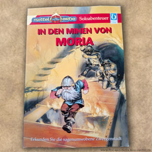 Das Titelmotiv zeigt einen vor Orks fliehenden Zwerg, der über eine beschädigte und brennende Holzbrücke eilt.