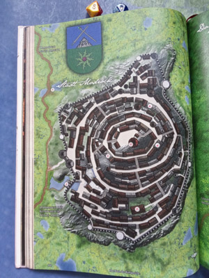 Stadtkarte: Auf einem Felsen wurde in einem Sumpfgebiet die Stadt Modrock errichtet.