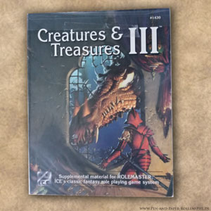 Das Cover von Creatures & Treasures III zeigt einen Drachenschädel, aus dessen geöffnetem Maul Flammen schlagen.